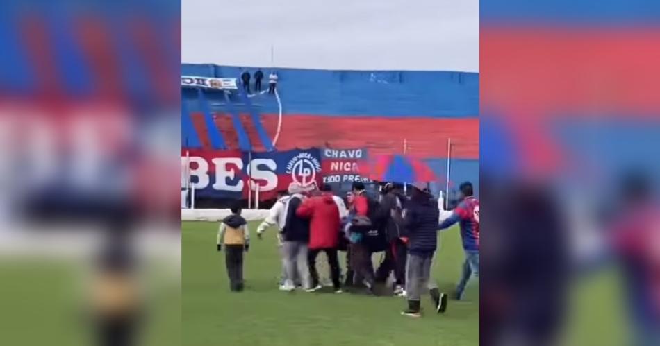 VIDEO  Emotiva despedida para un hincha de Guumlemes en pleno campo de juego