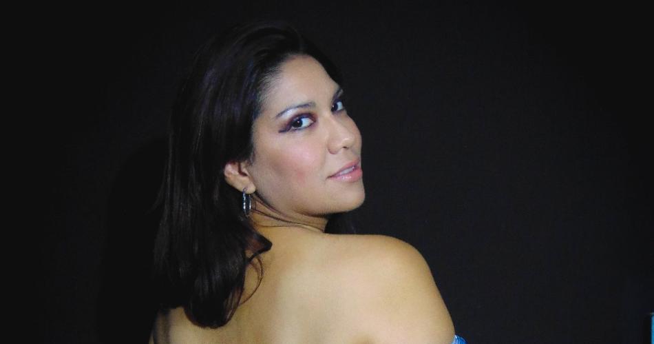 Silvana Monte estilo y presencia con su singular voz para interpretar guarachas