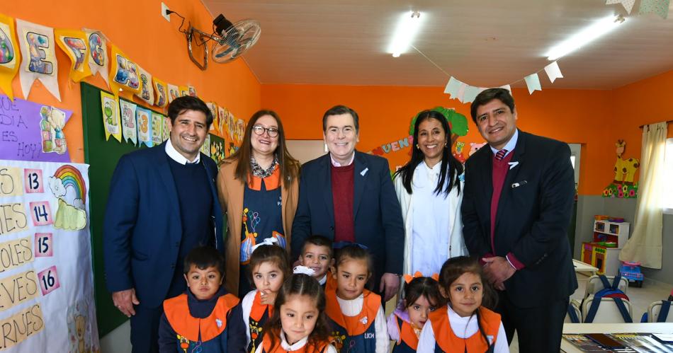 Zamora inauguroacute obras en una escuela un nuevo jardiacuten de infantes y entregoacute 21 viviendas en Quebrachos