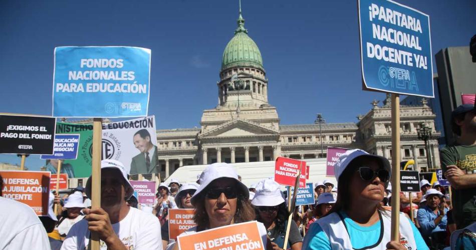 Los gremios docentes convocaron a un paro nacional para el jueves