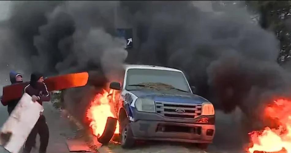 VIDEO  Incendian cinco vehiacuteculos frente a la Policiacutea en protesta del asesinato de un repartidor