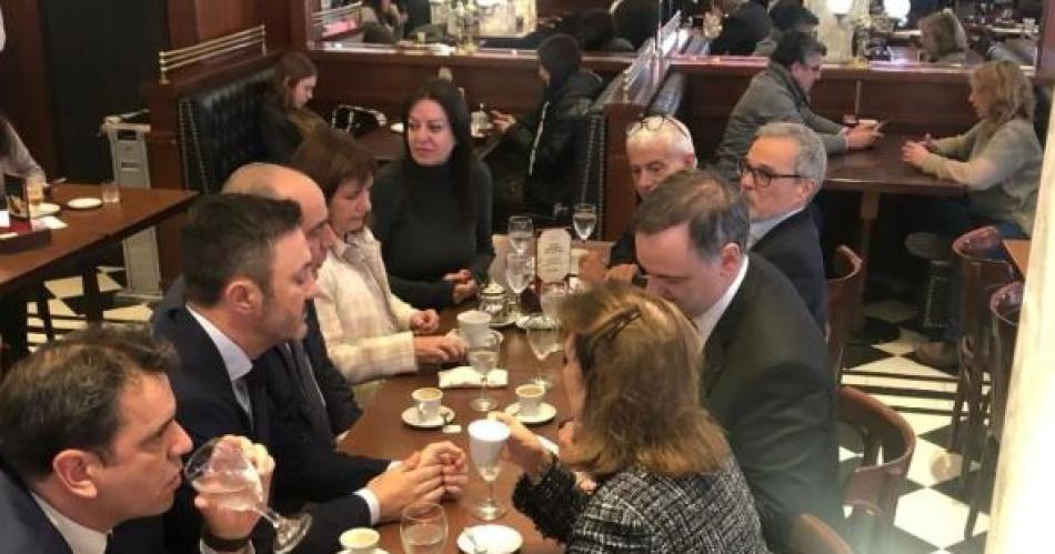 Francos tuvo su primera reunioacuten con el gabinete en un bar frente a Plaza de Mayo