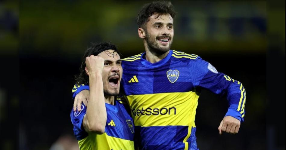 Marcelo Saracchi de Boca Juniors celebra el tercer gol con Edinson Cavani Foto NA- REUTERSAgustin Marcarian