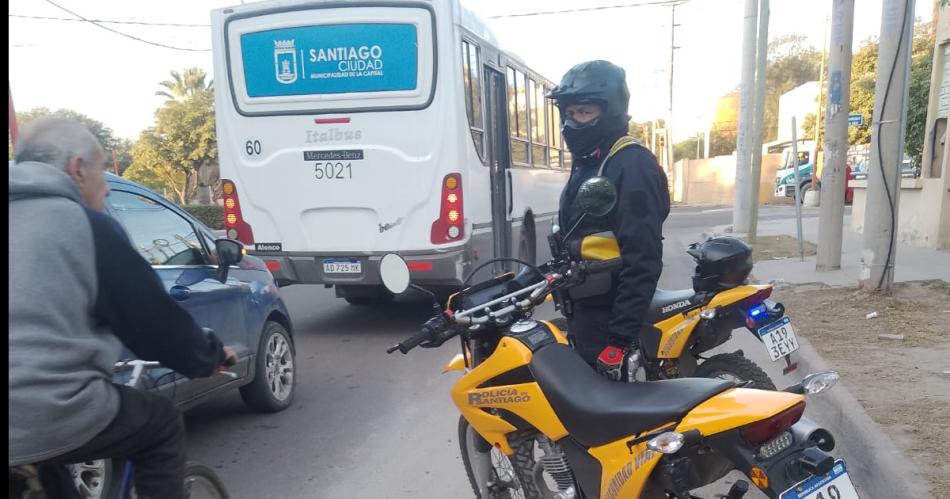 Realizan operativos policiales en distintos barrios de la capital santiaguentildea
