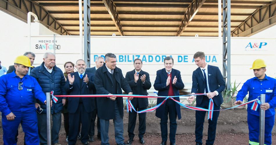 Zamora inauguroacute obras en una planta potabilizadora una sala de monitoreo policial y entregoacute viviendas sociales en Quimiliacute