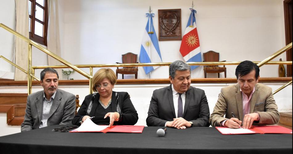 La Secretariacutea de Trabajo y la Facultad de Humanidades firmaron convenio para el anaacutelisis del mercado laboral santiaguentildeo 