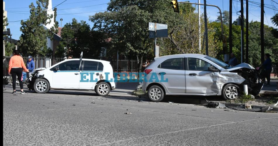 Dos autos chocaron en la La Banda y uno casi termina impactando contra un super