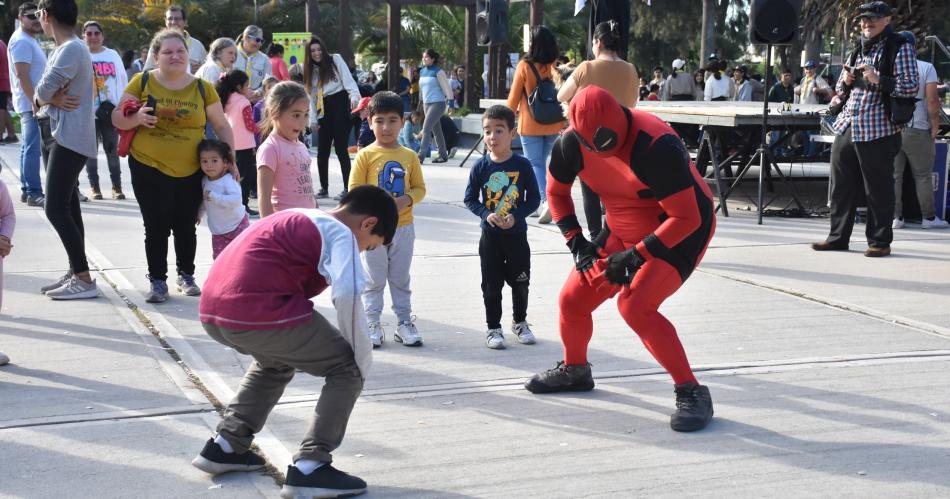 Nintildeos y nintildeas festejaron el Diacutea Internacional del juego en el Parque Sur