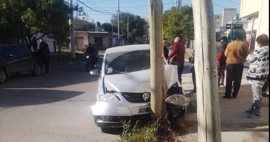 Con 225 g de alcohol en sangre perdioacute el control del auto y chocoacute un poste