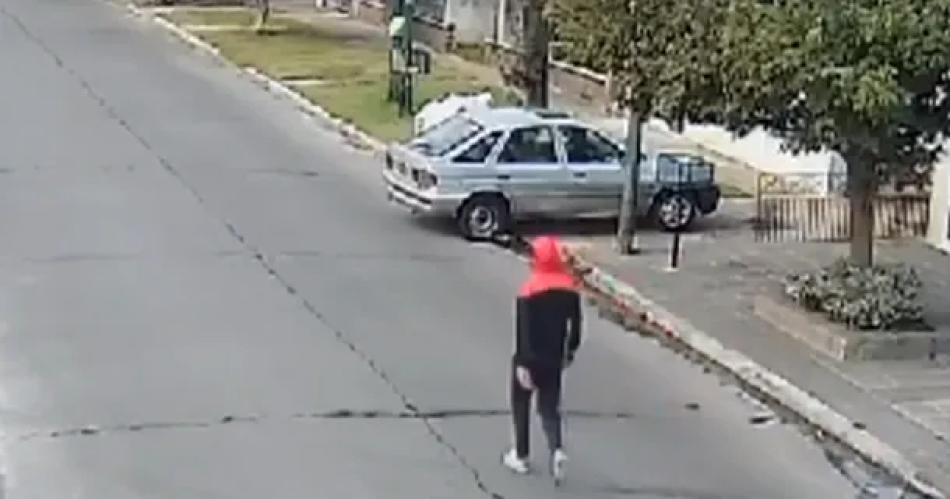 INSOacuteLITO VIDEO  Delincuente roboacute un auto a metros de un patrullero