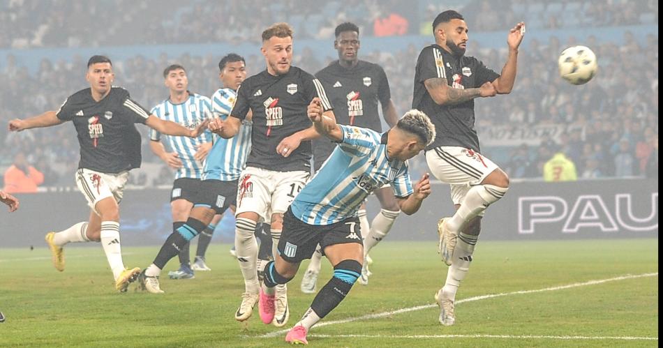 Racing festejoacute en el final ante Riestra y sigue como liacuteder