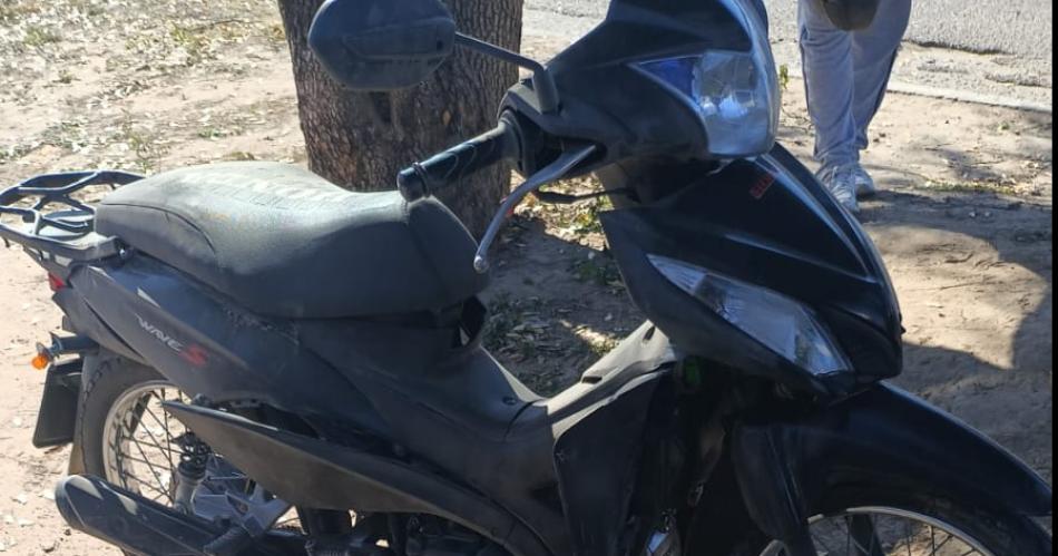 Joven perdioacute el control de su motocicleta y se estrelloacute contra un aacuterbol