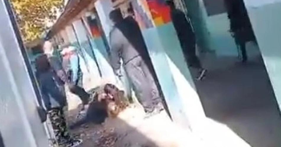 TERRIBLE VIDEO  Violenta pelea de alumnos en una escuela secundaria