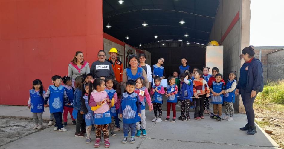 Nintildeos del jardiacuten San Antonio Ndeg94 de Colonia Dora realizan actividades institucionales 