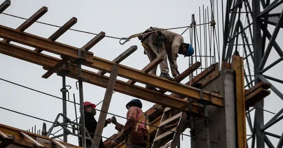 Empleados de la construcción trabajan en una obra en Buenos Aires (Argentina) en una fotografía de archivo EFEJuan Ignacio Roncoroni