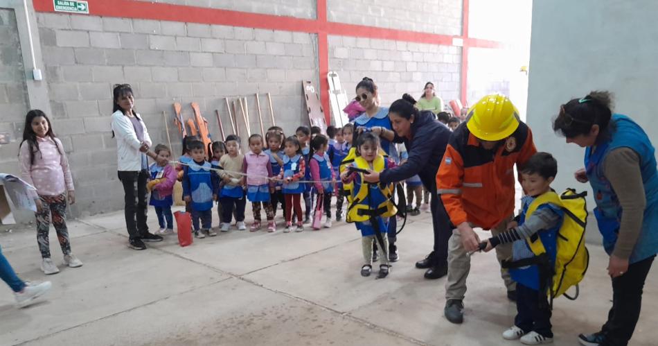 Nintildeos del jardiacuten San Antonio Ndeg94 de Colonia Dora realizan actividades institucionales 