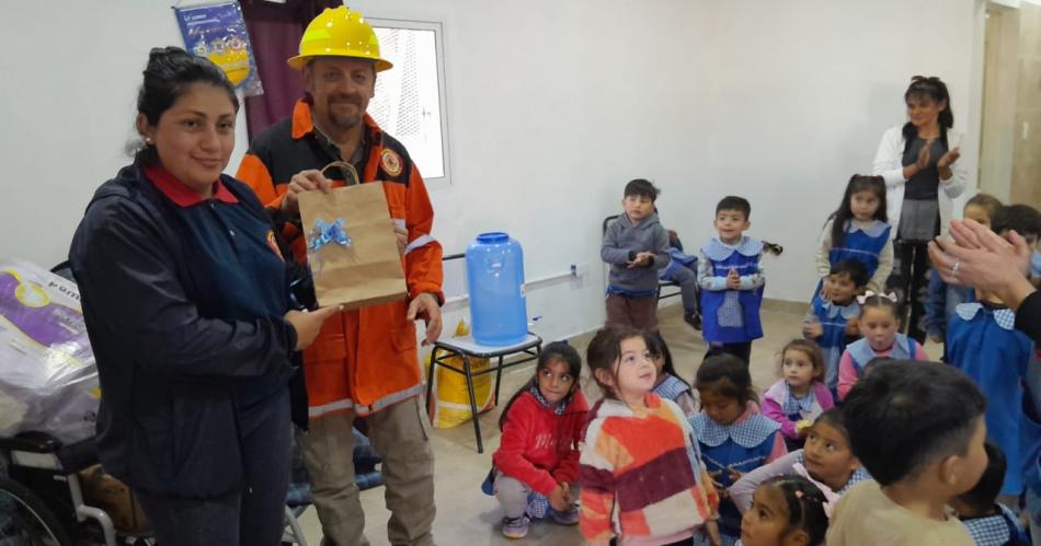 Nintildeos del jardiacuten San Antonio Ndeg94 de Colonia Dora realizan actividades institucionales 