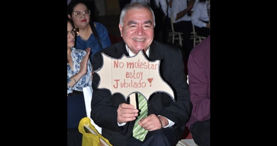 Emotivo acto de reconocimiento a un docente que se jubiloacute en el interior santiaguentildeo