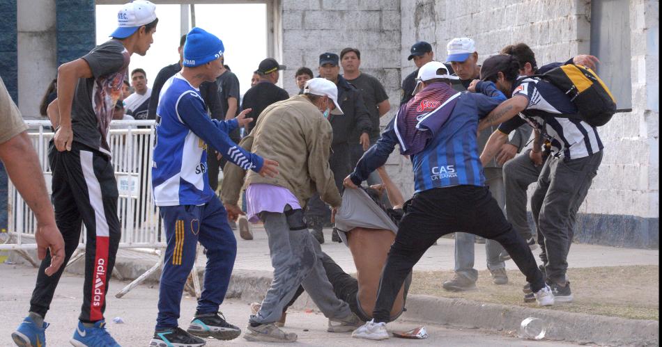 Central Argentino vencioacute a Sarmiento en un  claacutesico que tuvo serios incidentes