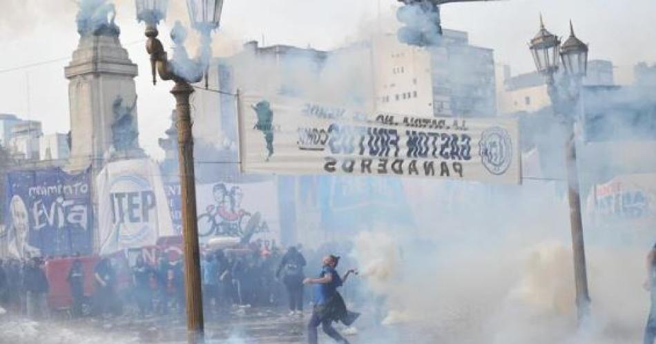 Maacutes incidentes en el Congreso- arrojan bombas molotov y prenden fuego en la Plaza