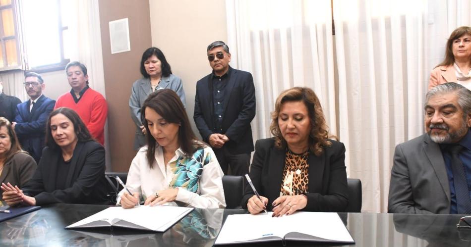 Firman acuerdo para praacutecticas en los jardines municipales