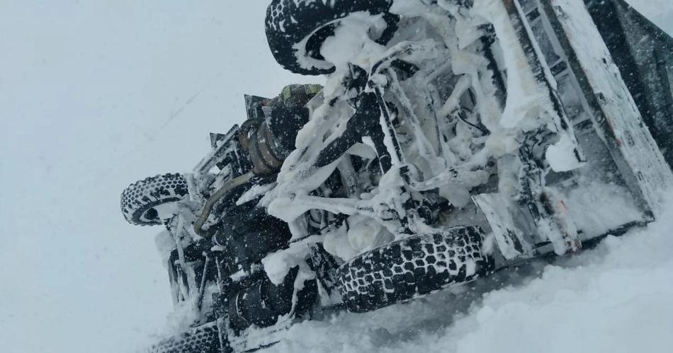 Impresionante vuelco de un camioacuten de Gendarmeriacutea en la nieve- agentes rescatados