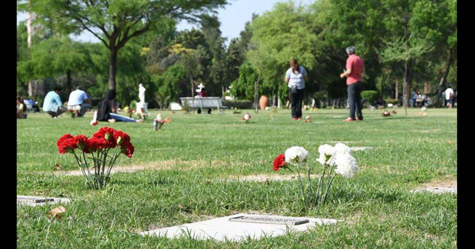 El cementerio Parque de la Paz abriraacute de 8 a 18 este domingo