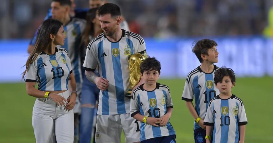 VIDEO- el saludo de la FIFA a Lionel Messi por el Diacutea del Padre