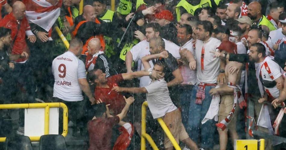 VIDEOS- hinchas de Turquiacutea y Georgia a las pintildeas en la previa al cruce por la Eurocopa 