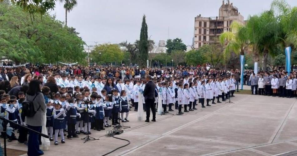 Emotiva promesa de lealtad a la Bandera nacional en la Escuela Normal