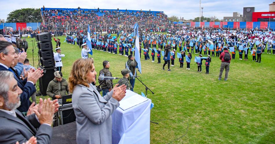 Fuentes tomoacute la promesa de carintildeo a la bandera a nintildeos de los jardines de infantes