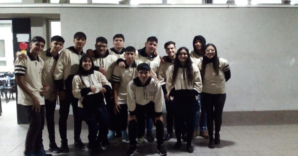 Alumnos de la Fundacioacuten Cultural La Brasa presentaron sus buzos de egresados