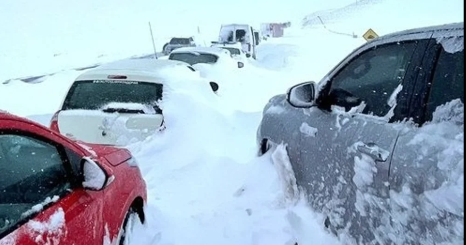 Temporal de nieve- el Ejeacutercito se movilizoacute para rescatar a decenas de personas atrapadas