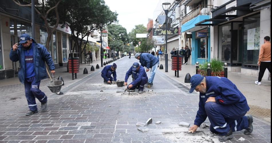Obras Puacuteblicas de la Municipalidad trabaja en la reparacion de las semi peatonales