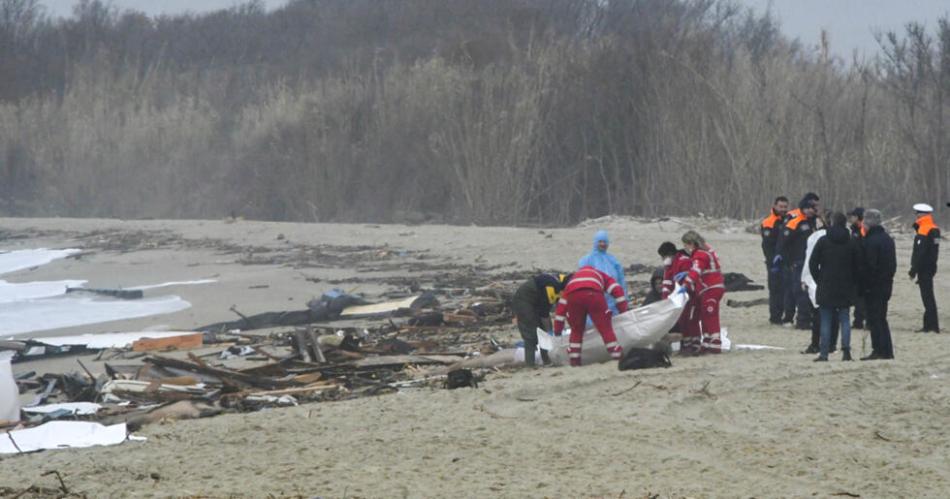 Guardia costera italiana recuperoacute otros 14 cadaacuteveres tras naufragio de inmigrantes