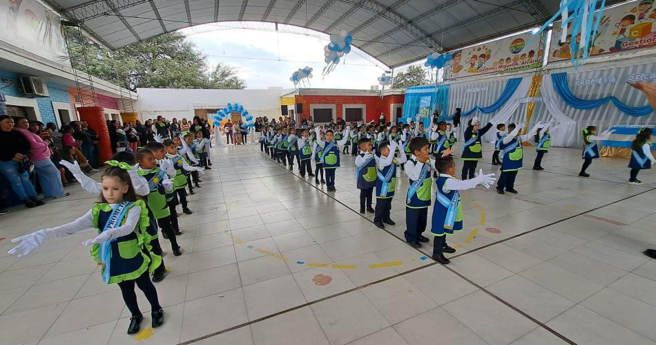 Con emocioacuten se conmemoroacute el Diacutea de la Bandera en el Jardiacuten Gusanito Feliz