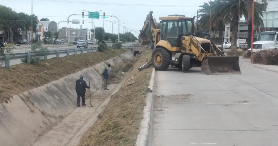 La Municipalidad realiza la limpieza del canal pluvial de avenida Lugones