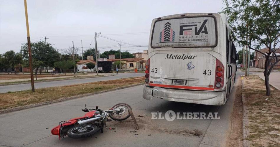 Motociclista terminoacute hospitalizado tras chocar a un colectivo de la liacutenea 15