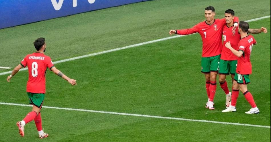 Portugal aplastoacute a Turquiacutea y avanzoacute a octavos de final