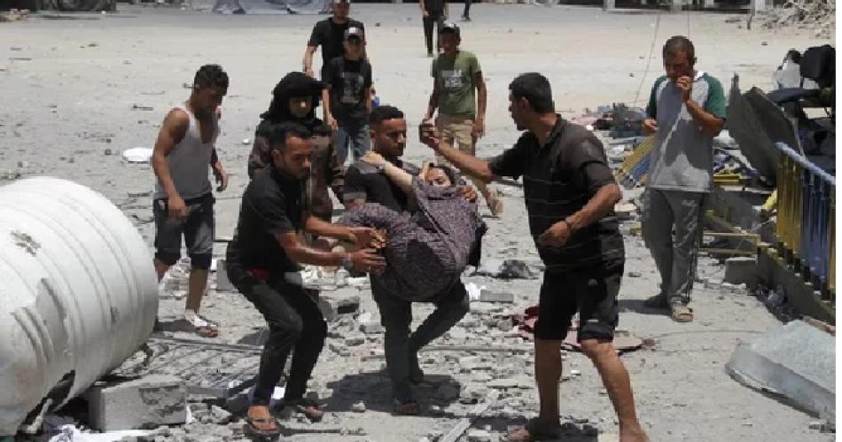 Un ataque israeliacute en Gaza matoacute a 8 personas en un centro de ayuda
