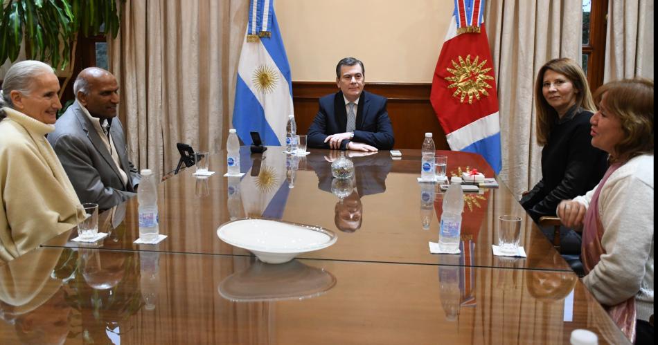 Zamora recibioacute a representantes de la Universidad Espiritual Brahma Kumaris