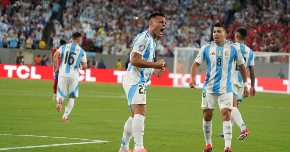 Argentina logroacute un triunfo agoacutenico ante Chile para sellar la clasificacioacuten a cuartos
