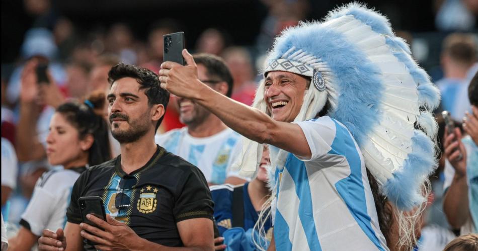 El aliento y el duelo de hinchadas se hizo sentir en todo momento en el MetLife