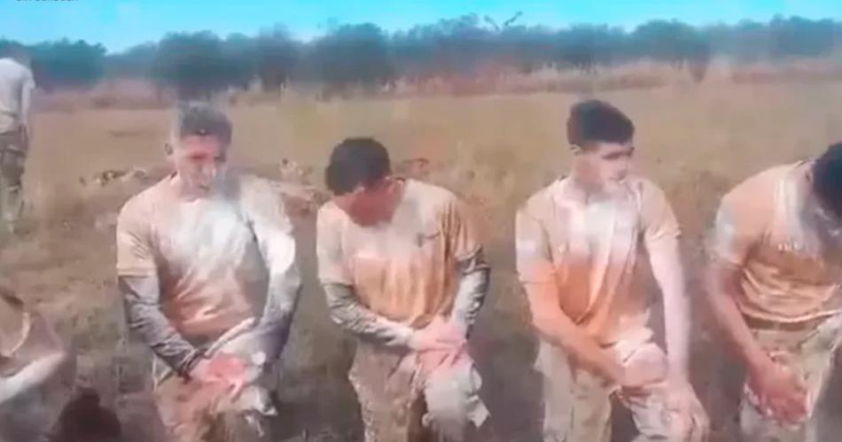 HORROR EN VIDEO  Le tiraron cal viva a soldados del Ejeacutercito en un bautismo