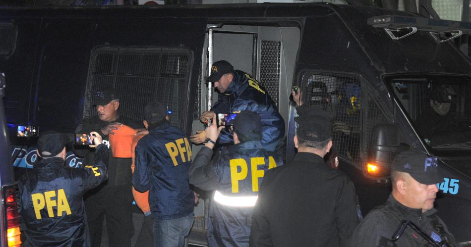 Insultos y gritos santiaguentildeos en el trasbordo de 5 detenidos por el secuestro del nintildeo Loan Pentildea