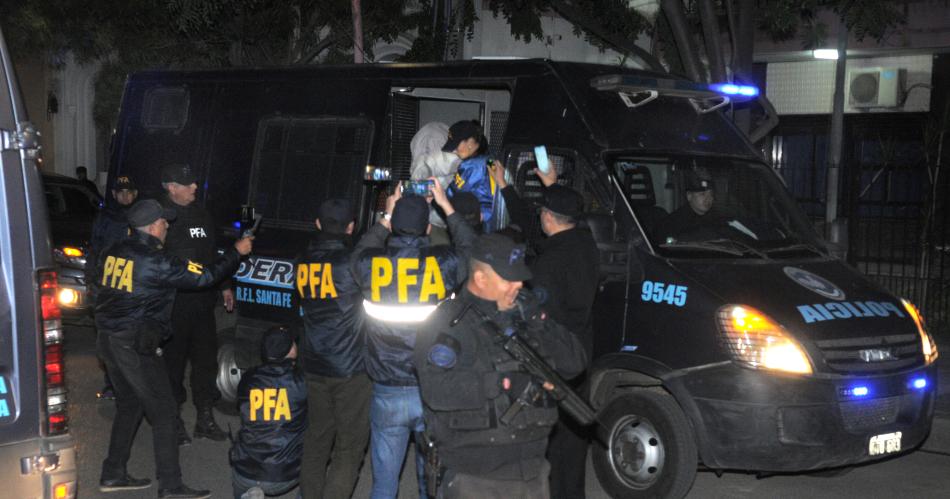 Insultos y gritos santiaguentildeos en el trasbordo de 5 detenidos por el secuestro del nintildeo Loan Pentildea