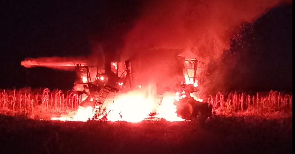 El Incendio de una maacutequina cosechadora causoacute paacutenico en el paraje Santa Mariacutea