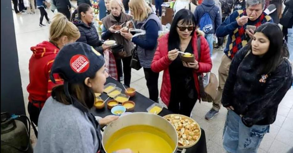 Turistas y termentildeos saborearon sopa de calabaza con garbanzos