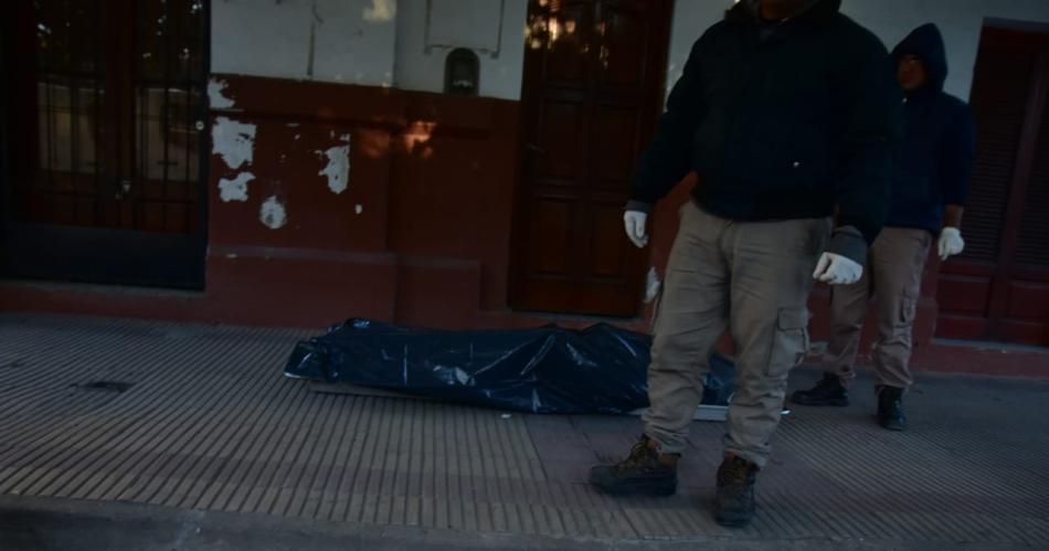 Investigan las causas de muerte de un hombre que yaciacutea en una vereda en La Banda