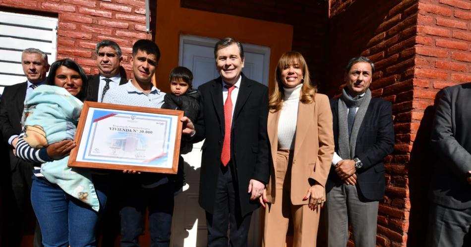 Zamora entregoacute en Choya la llave Ndeg 30000 del programa de viviendas sociales e inauguroacute obras